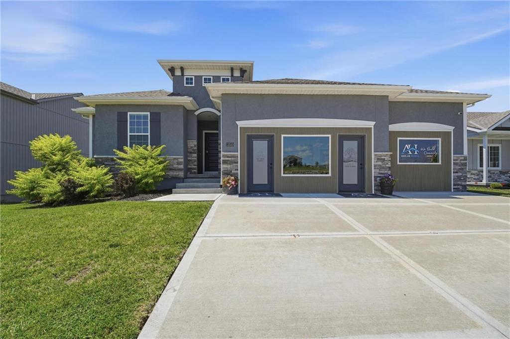 12510 S Parkwood Lane, Lee's Summit MO