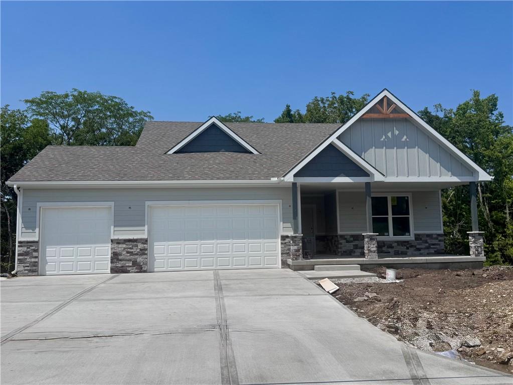 8638 Eagle Creek Drive, De Soto KS
