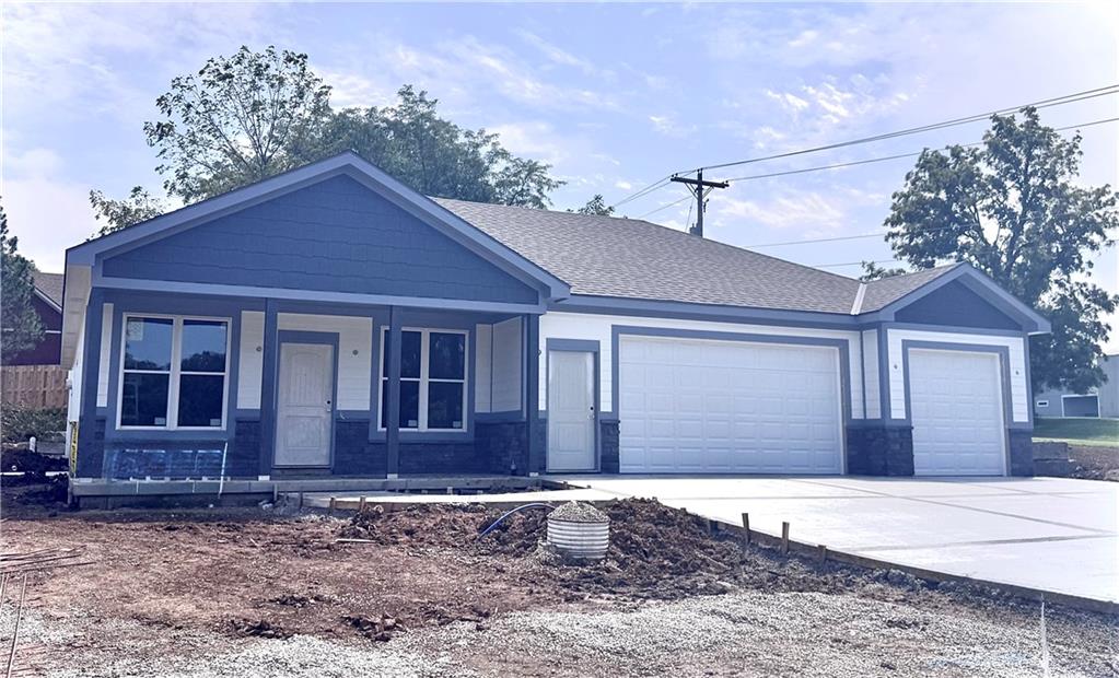 8675 Eagle Creek Drive, De Soto KS