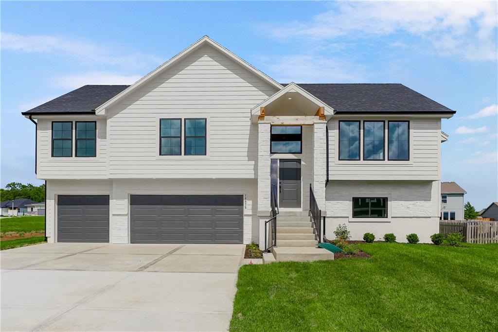 8663 Eagle Creek Drive, De Soto KS