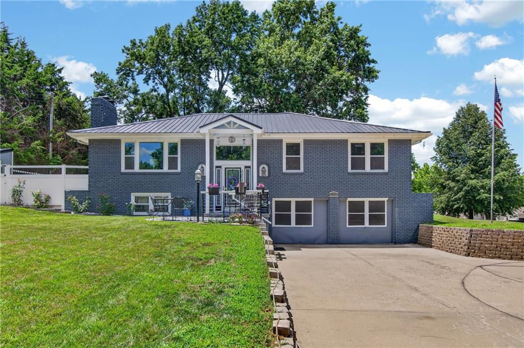 3204 SW Shadow Brook Drive, Blue Springs MO