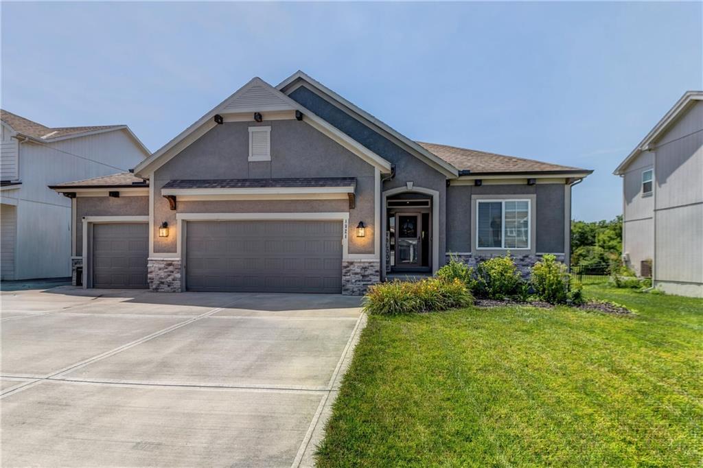 1821 NE Ravenwood Drive, Lee's Summit MO