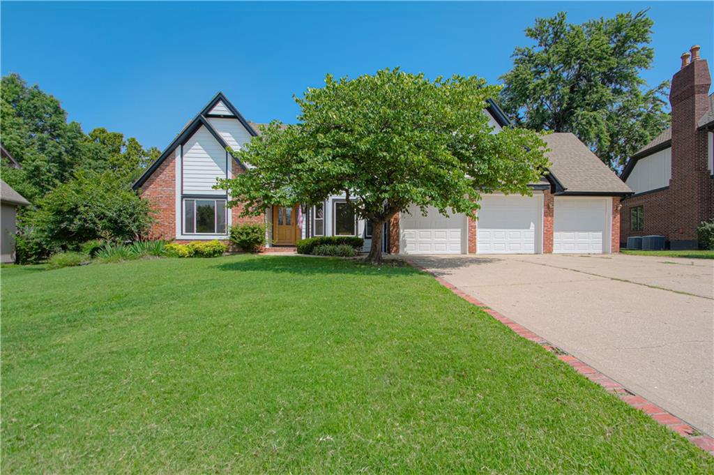 2452 NW Valley View Drive, Lee's Summit MO
