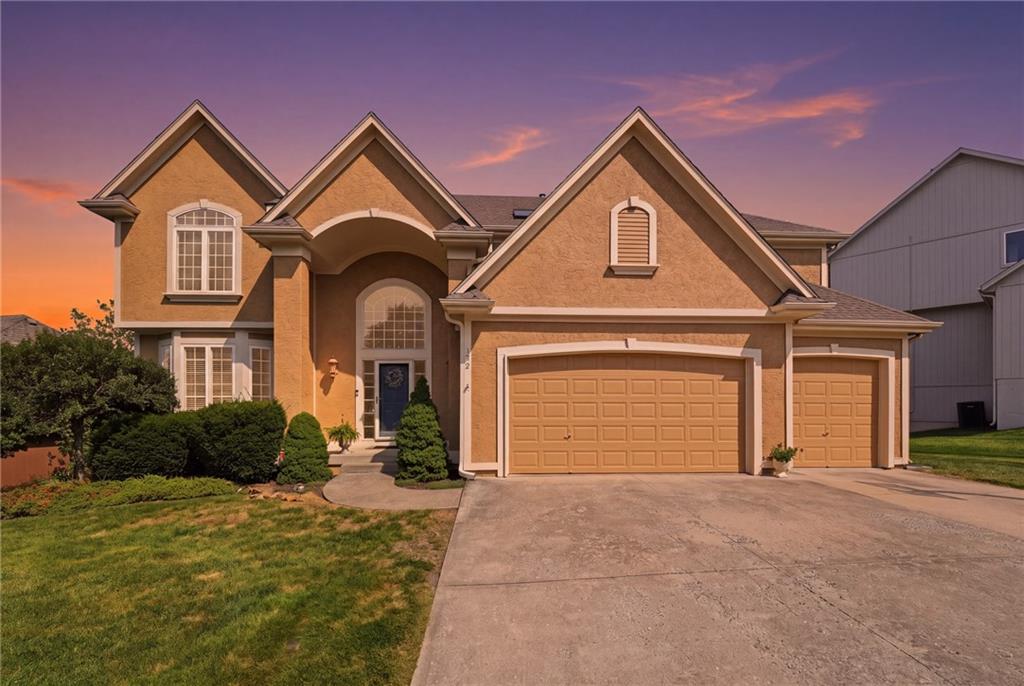 172 NE Hidden Ridge Lane, Lee's Summit MO