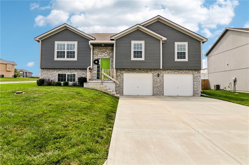1701 NW Hilltop Court, Grain Valley MO